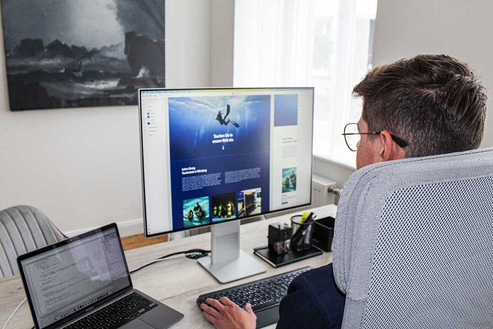 Mann vor seinem Screendesign